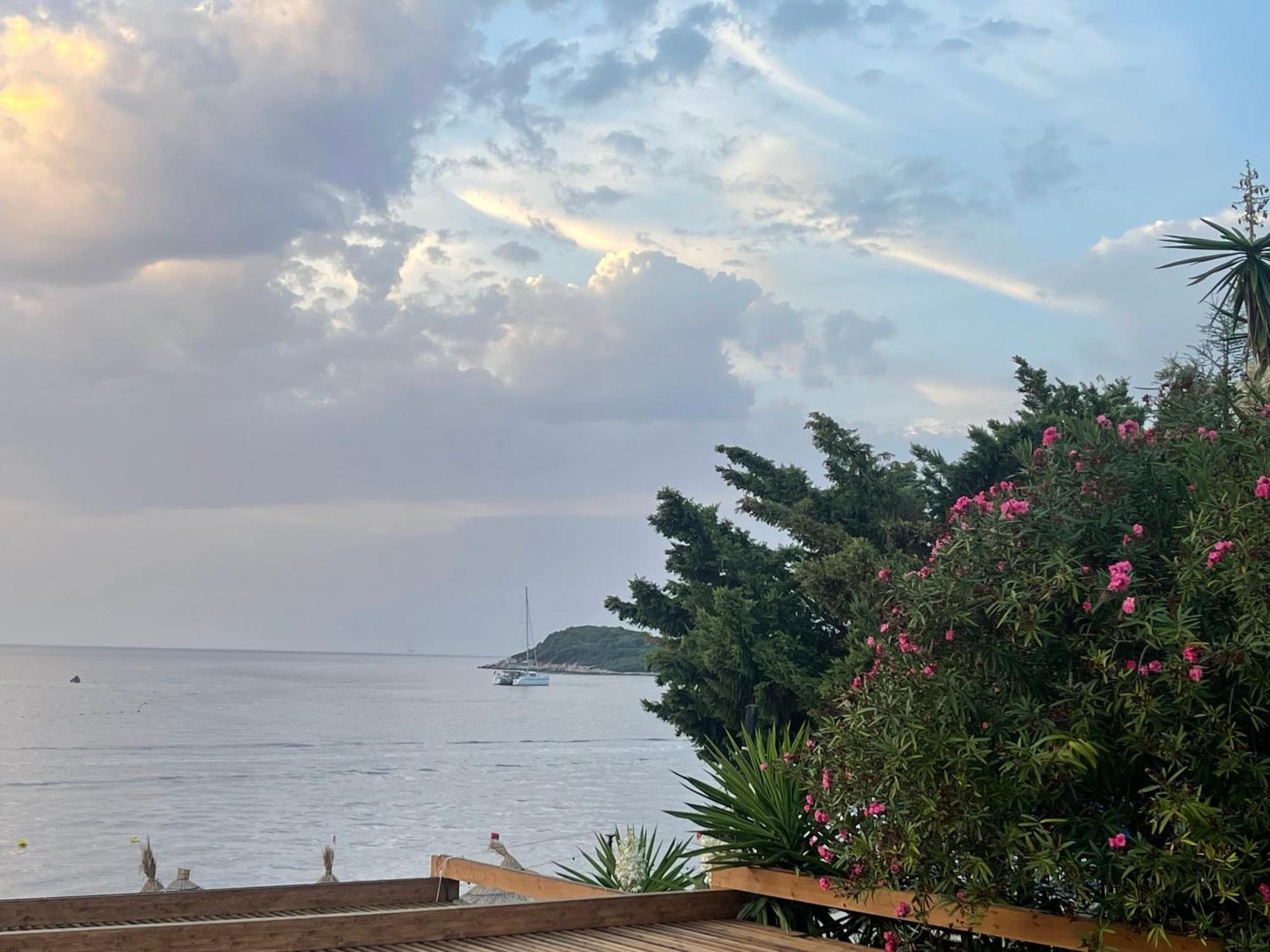 Manta Hotel Ksamil Esterno foto